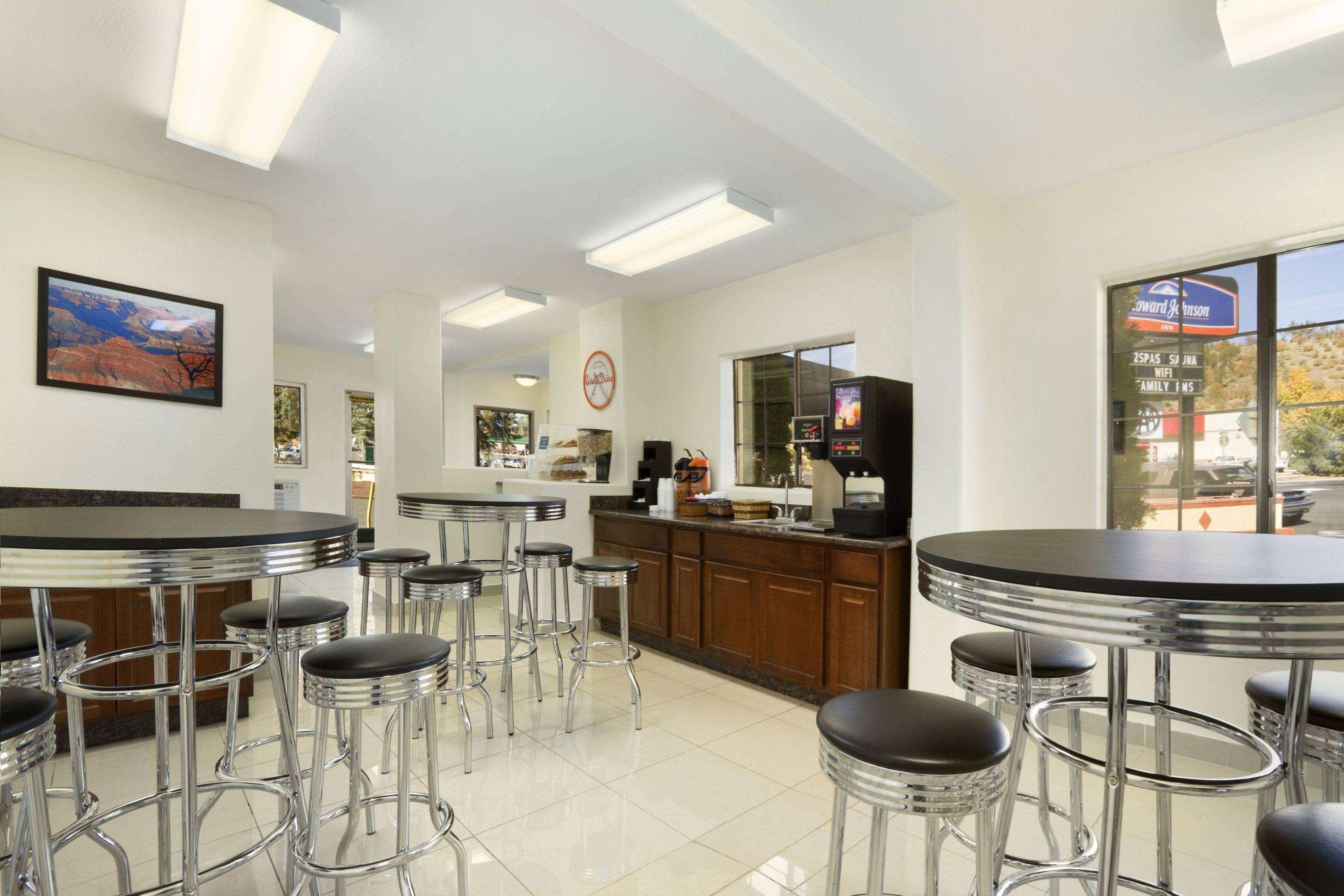 Motel Howard Johnson By Wyndham University West 2*