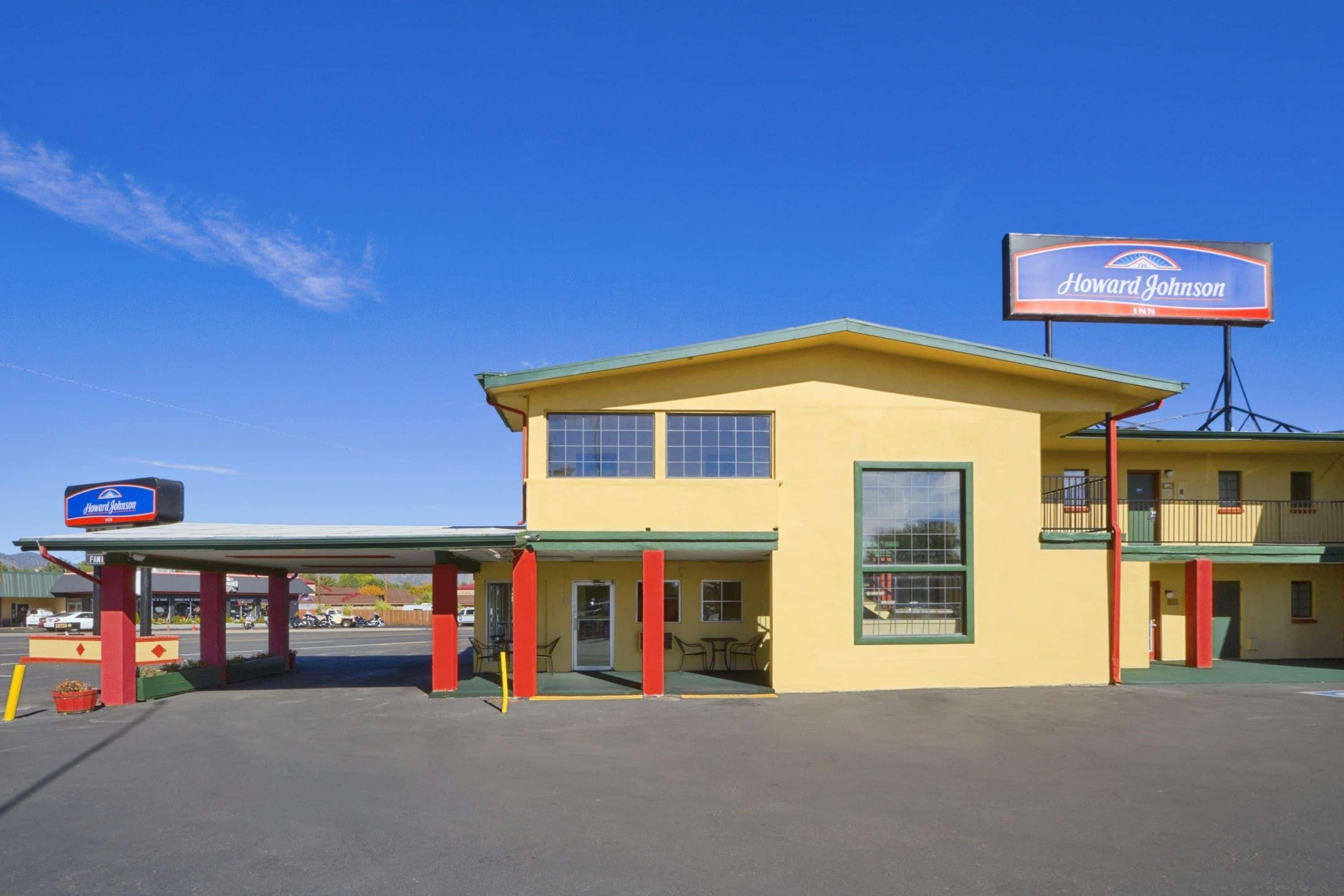 Howard Johnson By Wyndham University West Motel