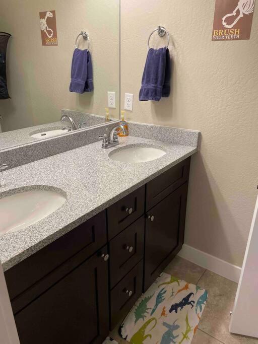 Holiday home Family Friendly 4-bdrm 3.5 Bath W Guest *