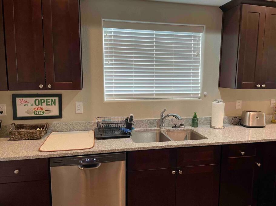 Family Friendly 4-bdrm 3.5 Bath W Guest Holiday home