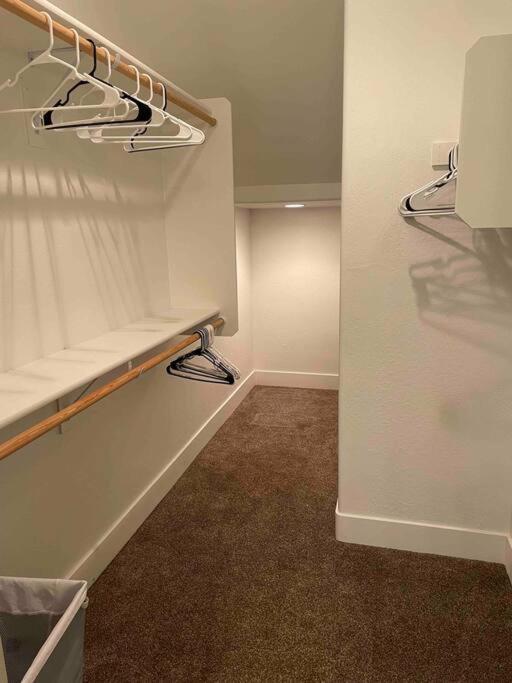 Holiday home Family Friendly 4-bdrm 3.5 Bath W Guest *