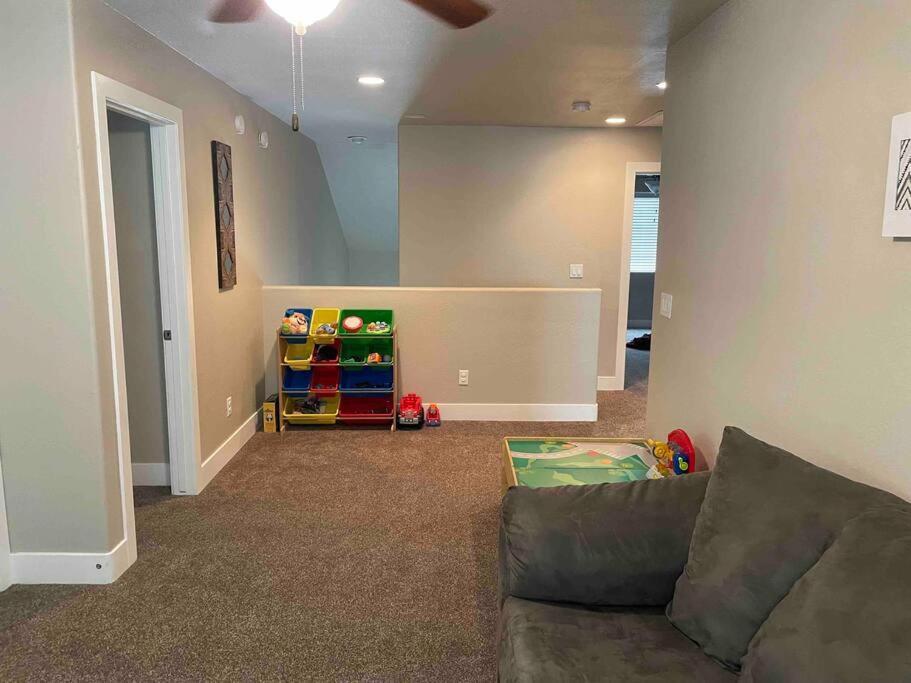 Family Friendly 4-bdrm 3.5 Bath W Guest Holiday home