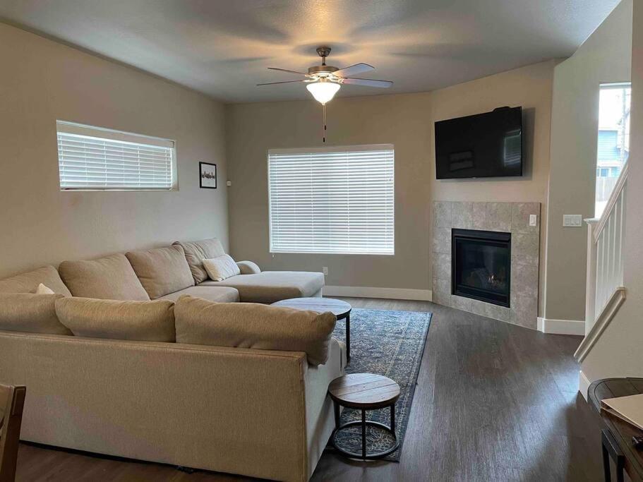 Family Friendly 4-bdrm 3.5 Bath W Guest Holiday home *