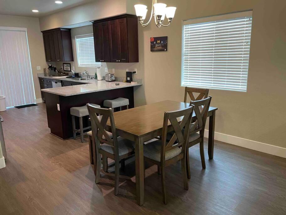 Family Friendly 4-bdrm 3.5 Bath W Guest Holiday home