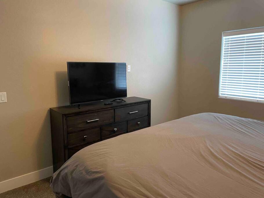 Family Friendly 4-bdrm 3.5 Bath W Guest Holiday home *