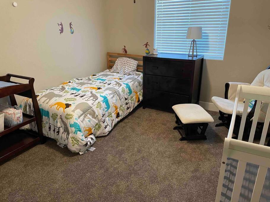 Family Friendly 4-bdrm 3.5 Bath W Guest Holiday home *