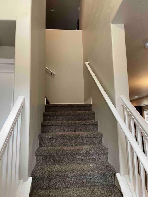 Holiday home Family Friendly 4-bdrm 3.5 Bath W Guest *