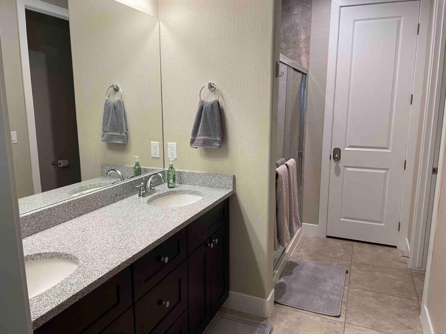 Family Friendly 4-bdrm 3.5 Bath W Guest Holiday home *