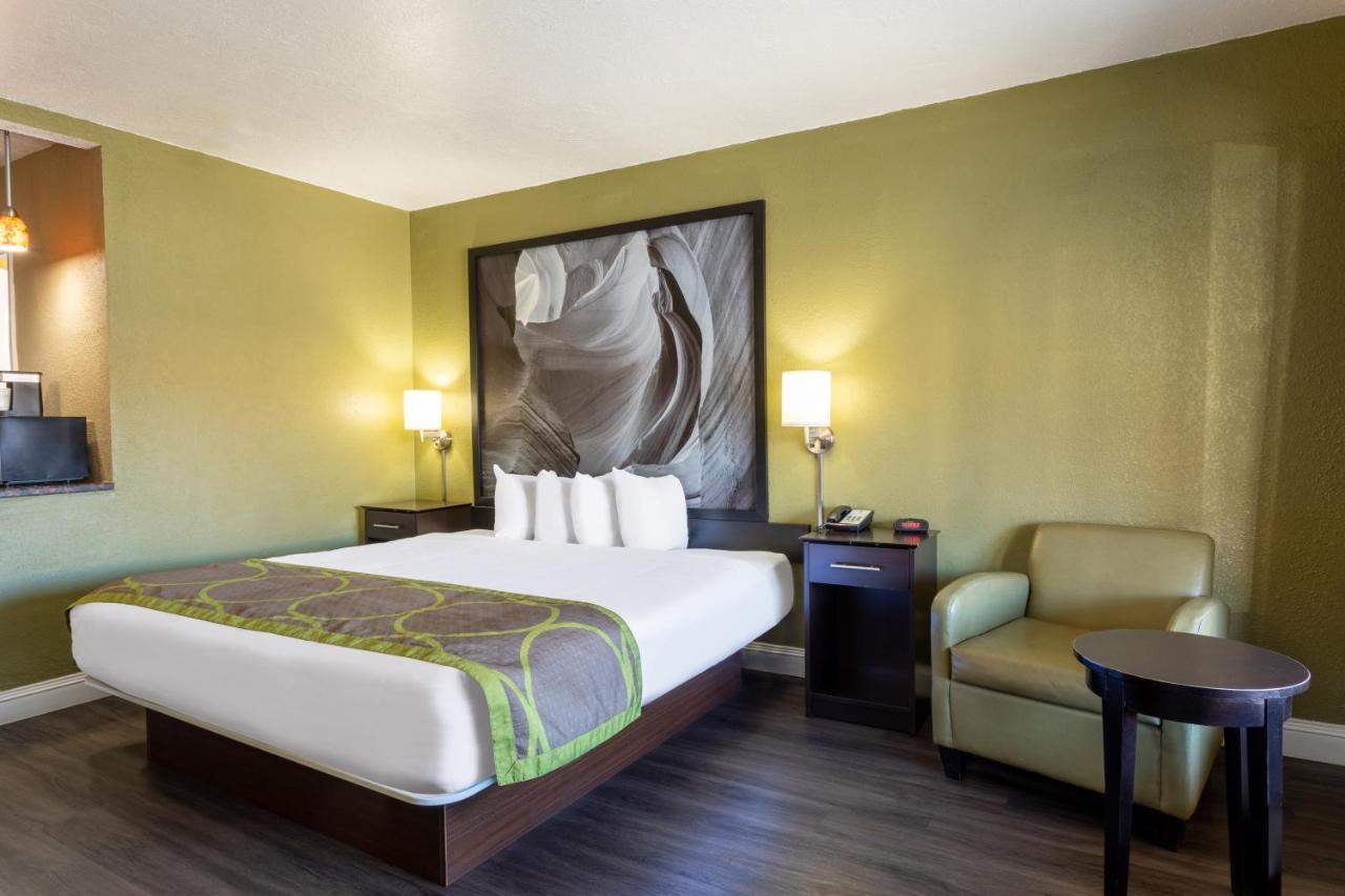 Super 8 By Wyndham Nau/downtown Conference Center 2*