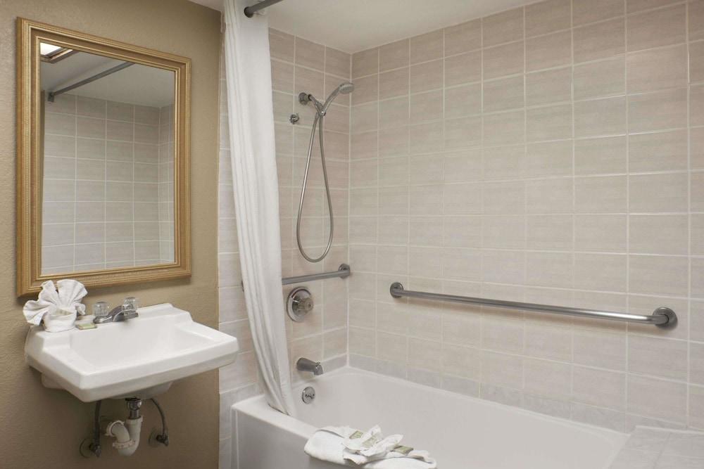 Super 8 By Wyndham Nau/downtown Conference Center Motel 2*