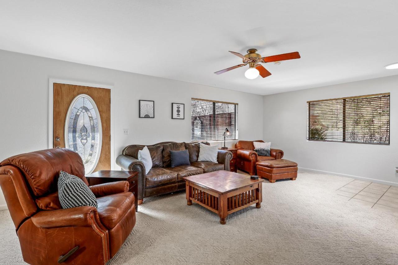 Captivating Continental Country Club Retreat With 4 Bdr And Spacious Deck! Holiday home *
