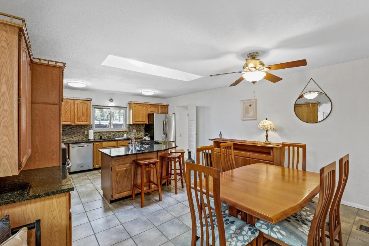 Captivating Continental Country Club Retreat With 4 Bdr And Spacious Deck!