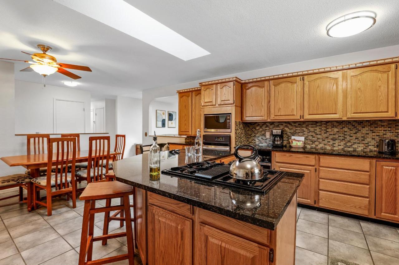 Captivating Continental Country Club Retreat With 4 Bdr And Spacious Deck! *