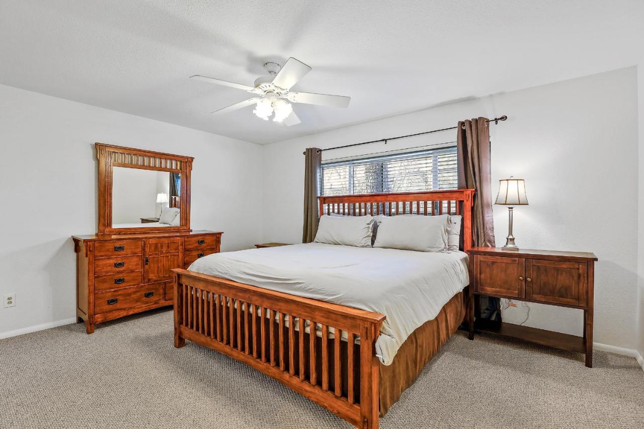 Captivating Continental Country Club Retreat With 4 Bdr And Spacious Deck! *