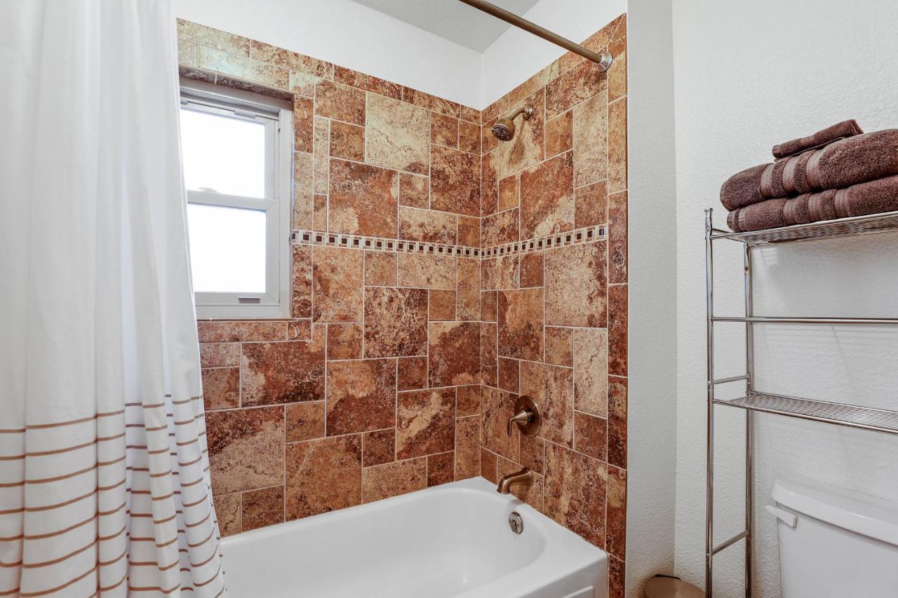 Holiday home Captivating Continental Country Club Retreat With 4 Bdr And Spacious Deck!