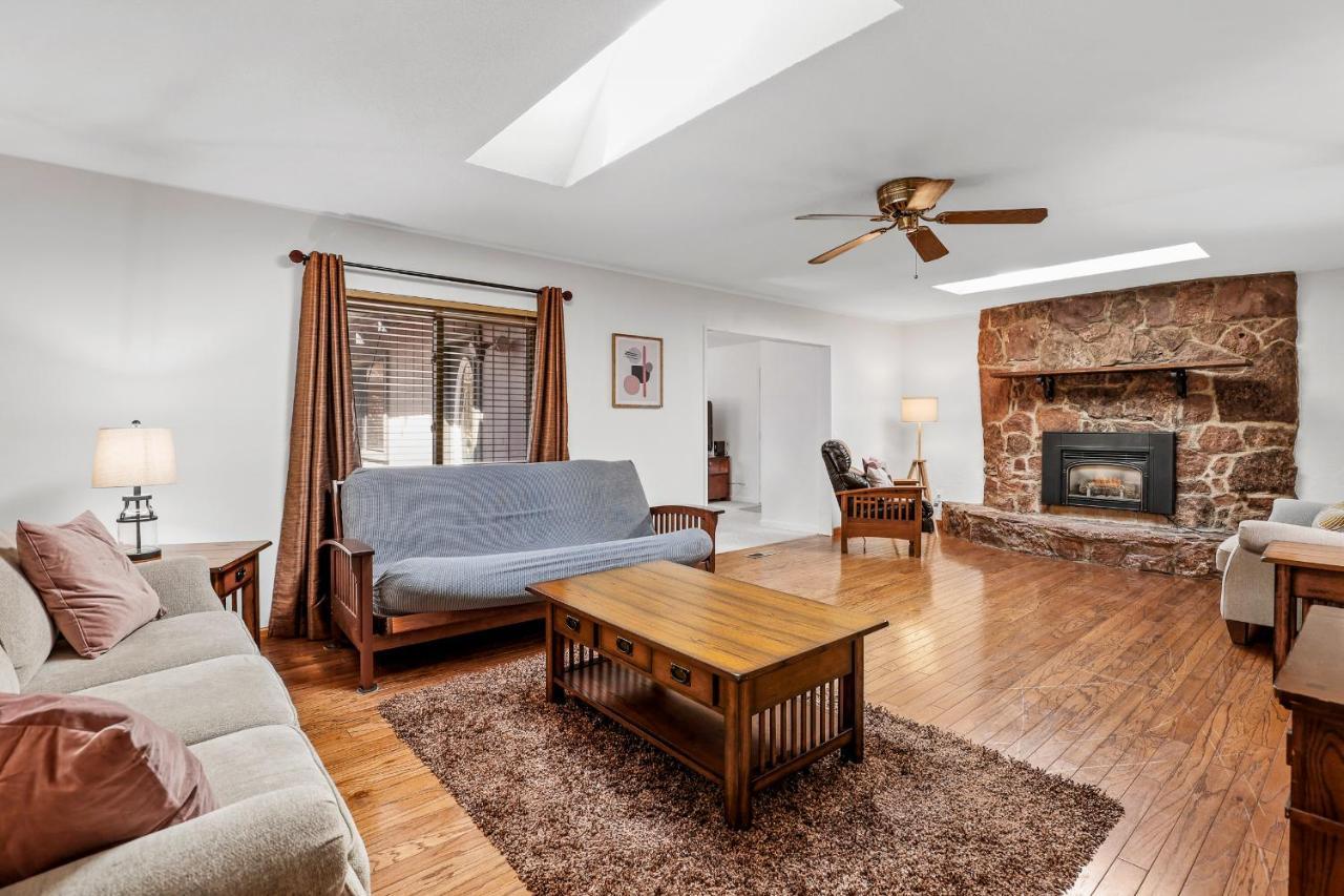 Captivating Continental Country Club Retreat With 4 Bdr And Spacious Deck! Holiday home *