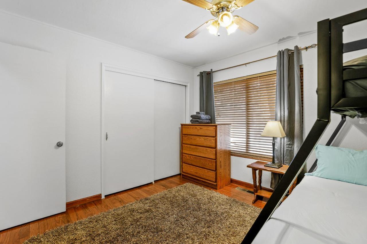 Captivating Continental Country Club Retreat With 4 Bdr And Spacious Deck! *