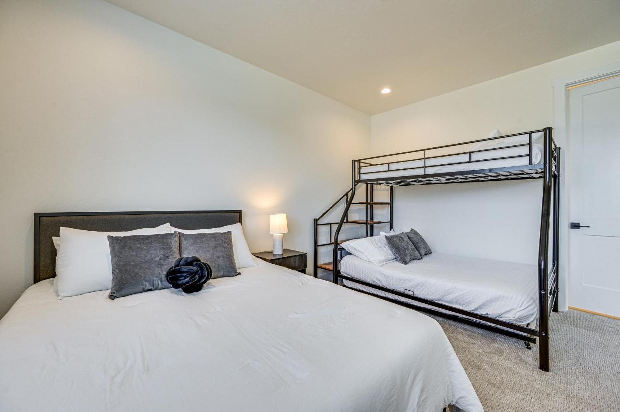 Holiday home Group Getaway With Game And Deck *