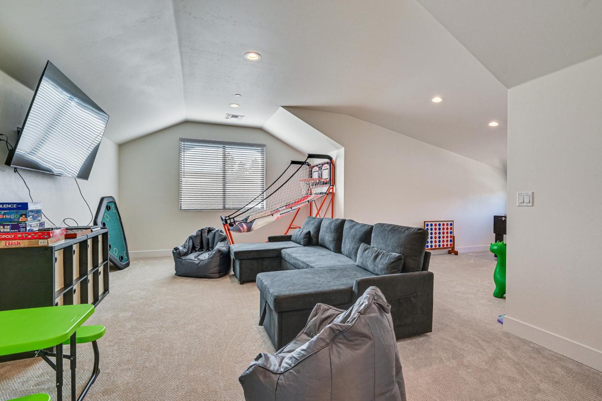 Group Getaway With Game And Deck Holiday home