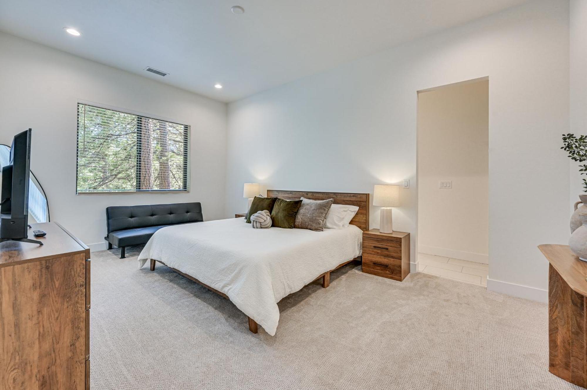 Holiday home Group Getaway With Game And Deck *
