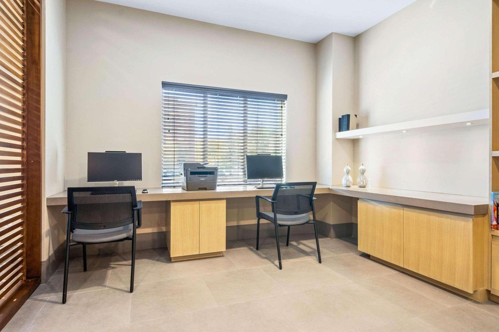 Country & By Radisson, Downtown, Az 3*