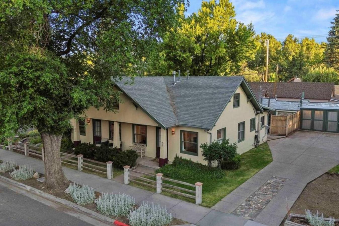Stylish 1920s Downtown Unit With Hottub * Flagstaff