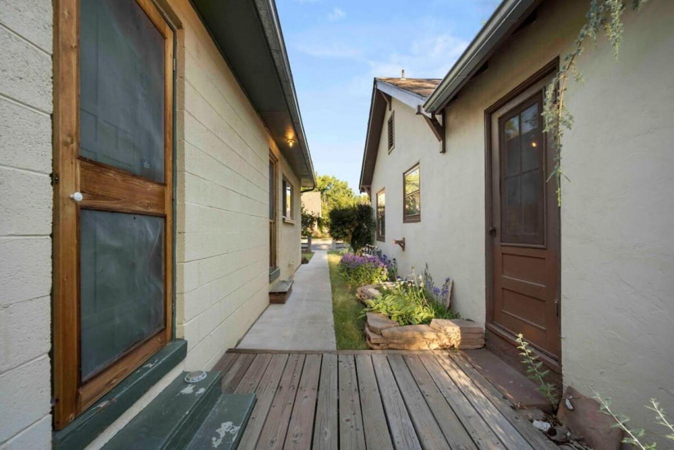 Holiday home Stylish 1920s Downtown Unit With Hottub *
