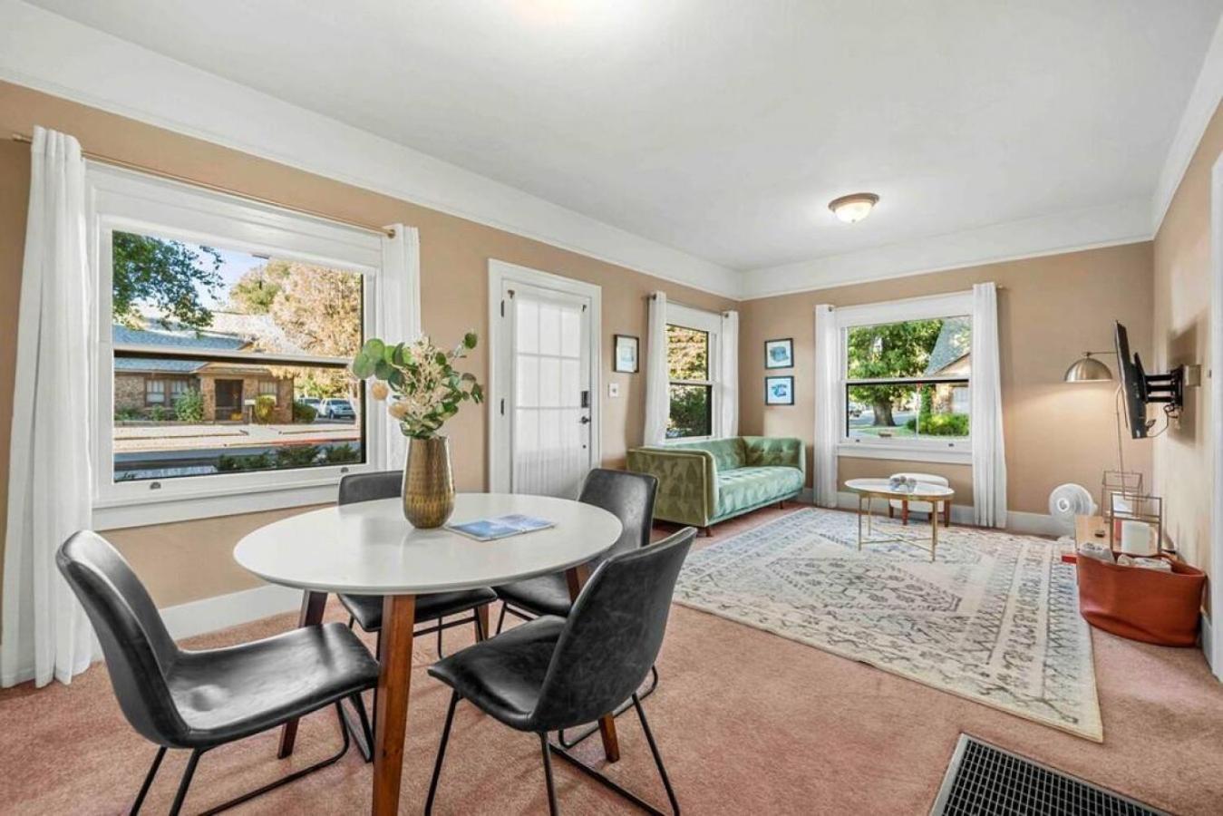 Stylish 1920s Downtown Unit With Hottub Holiday home *