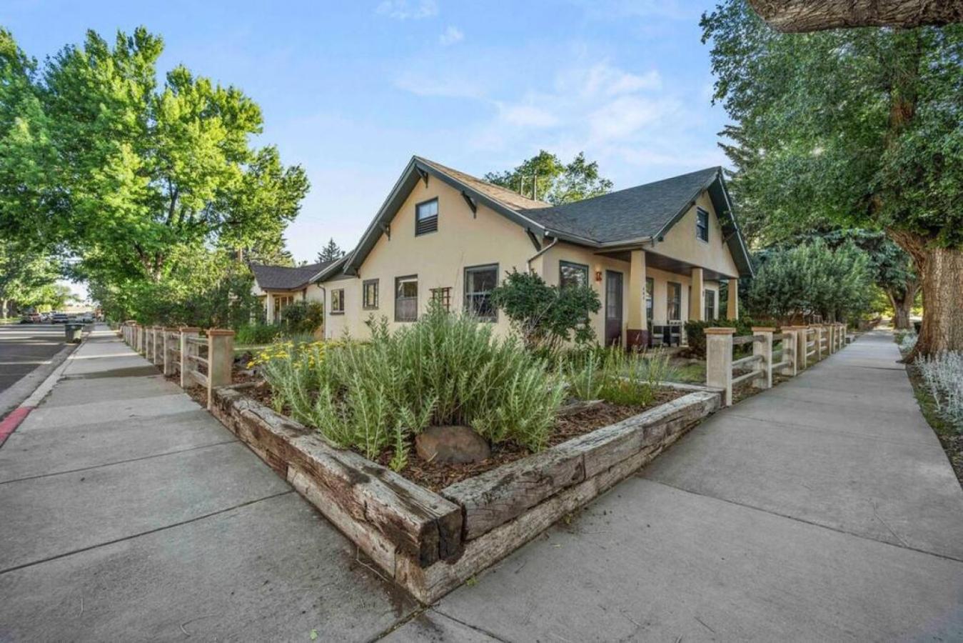 Stylish 1920s Downtown Unit With Hottub * Flagstaff