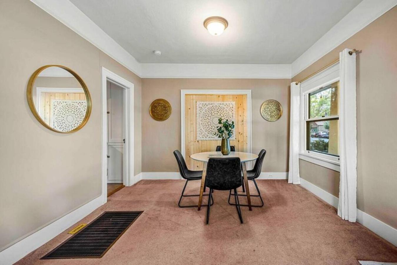Stylish 1920s Downtown Unit With Hottub Holiday home