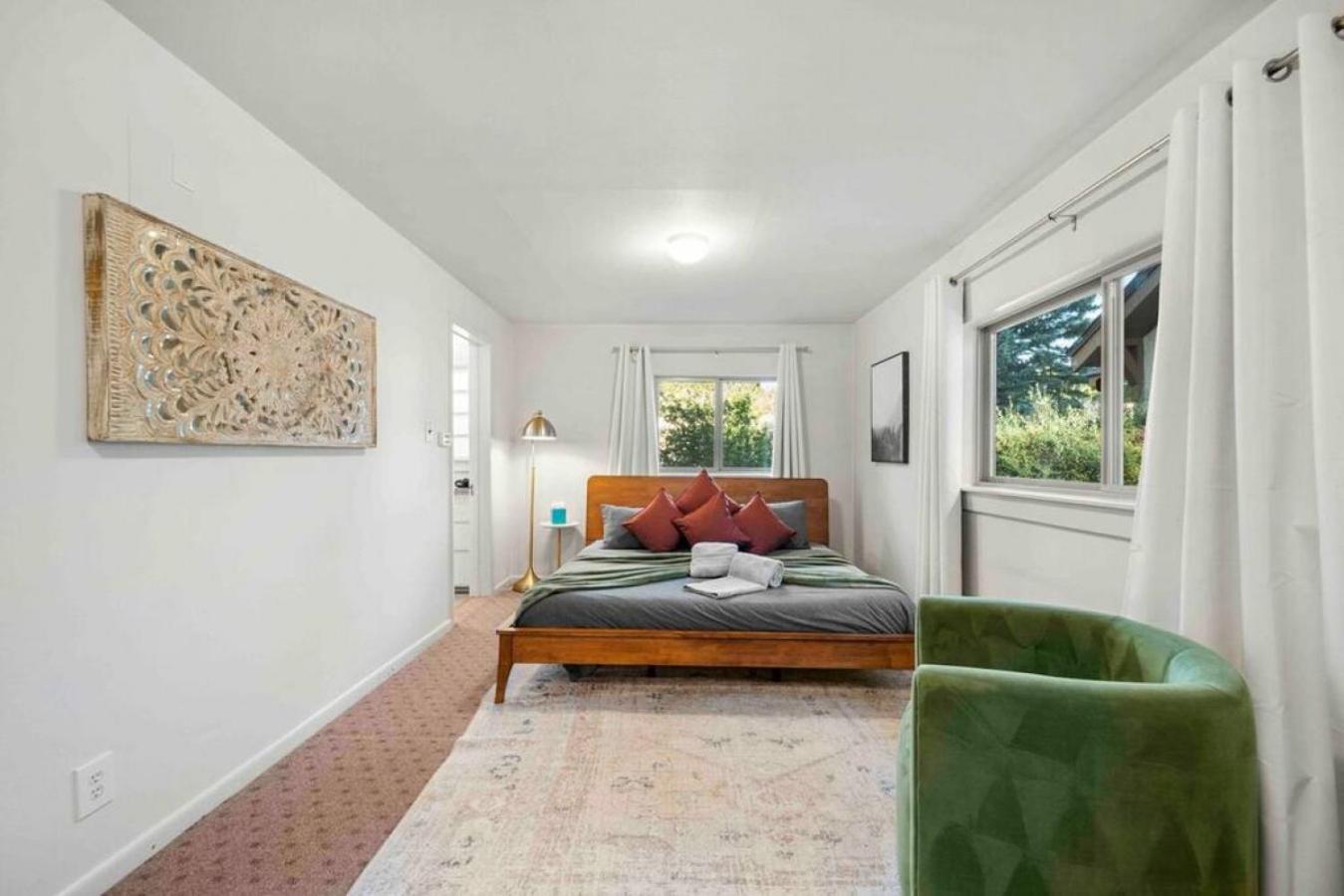 Stylish 1920s Downtown Unit With Hottub Holiday home *