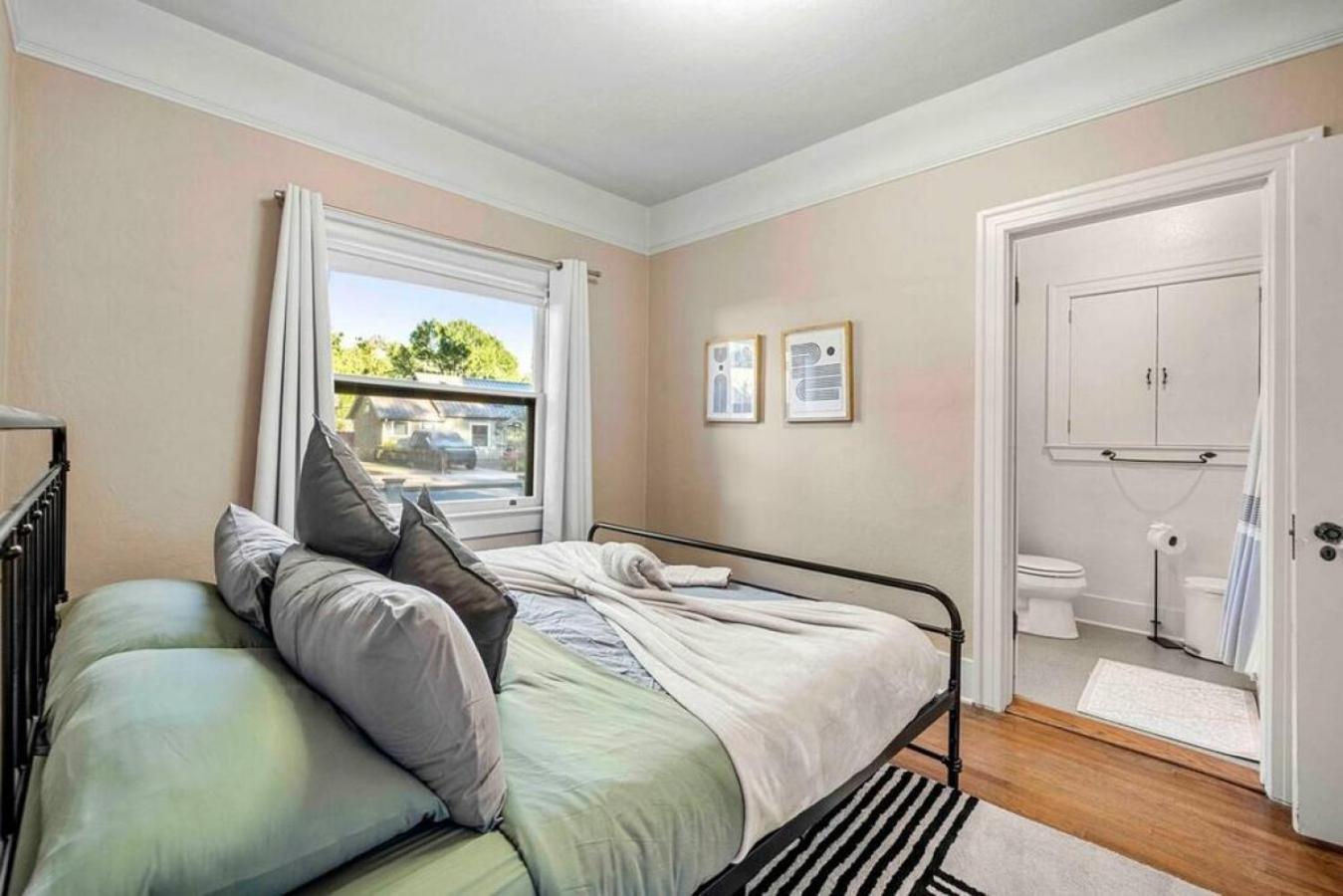 Holiday home Stylish 1920s Downtown Unit With Hottub