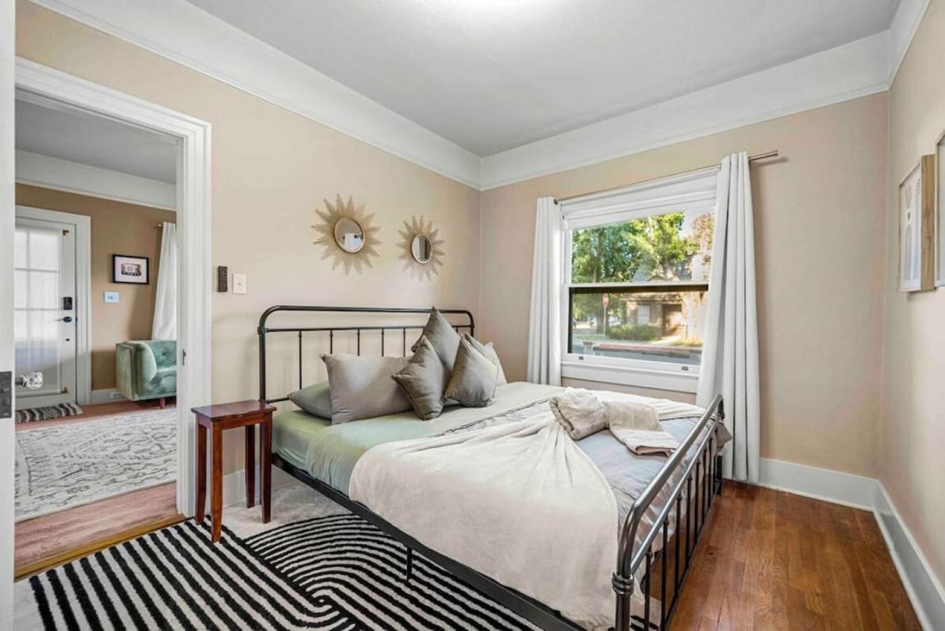 Stylish 1920s Downtown Unit With Hottub