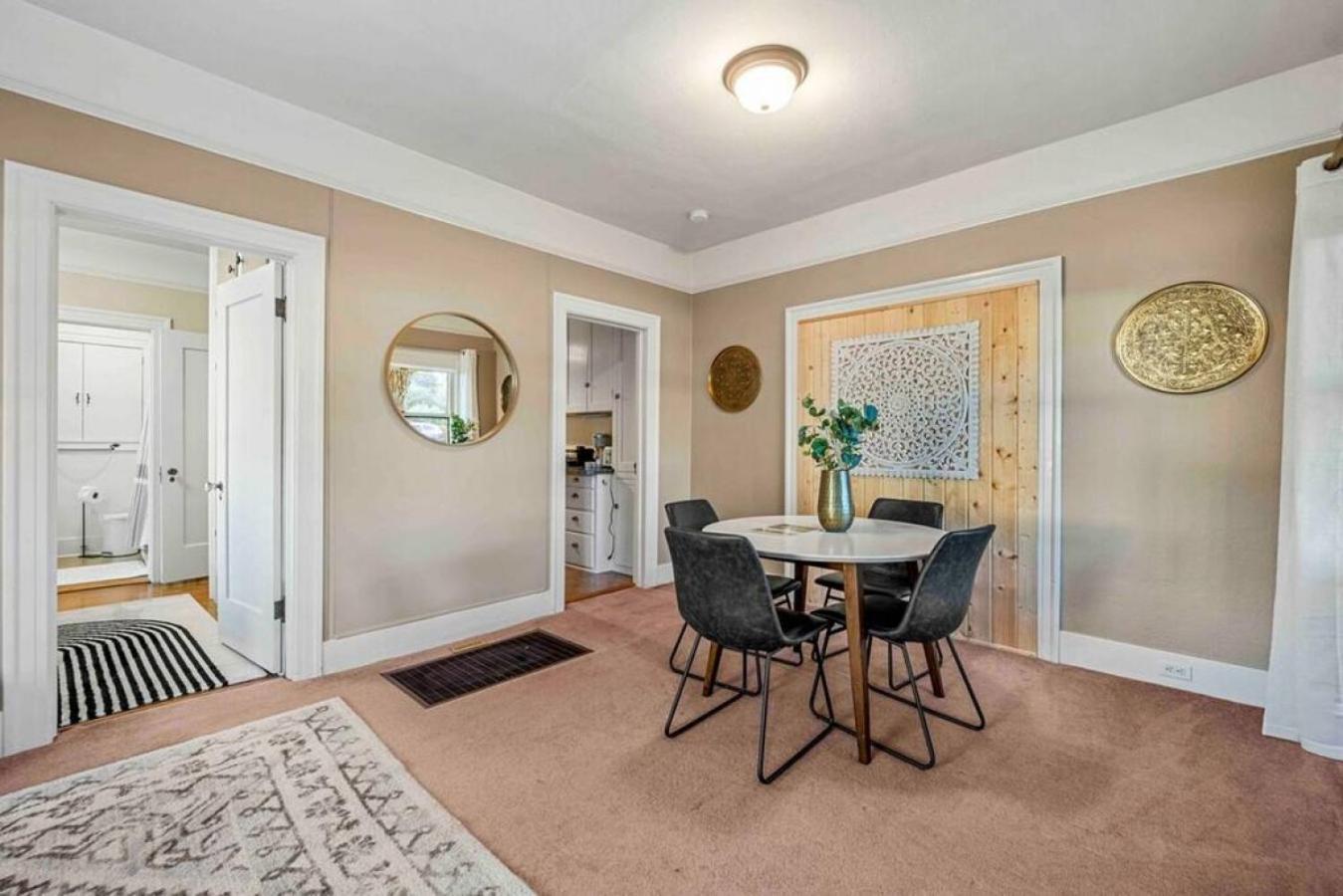 Holiday home Stylish 1920s Downtown Unit With Hottub