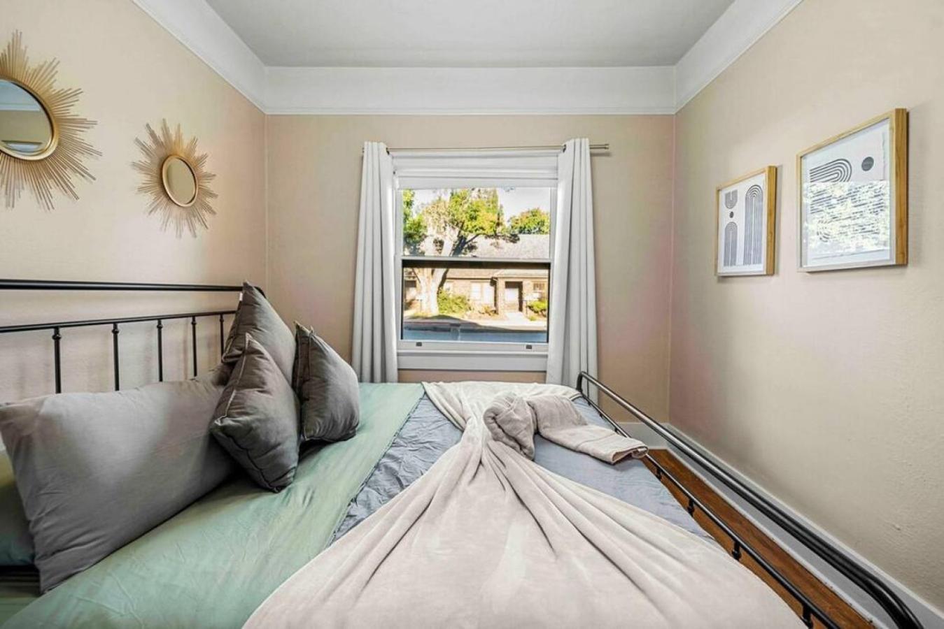 Holiday home Stylish 1920s Downtown Unit With Hottub *