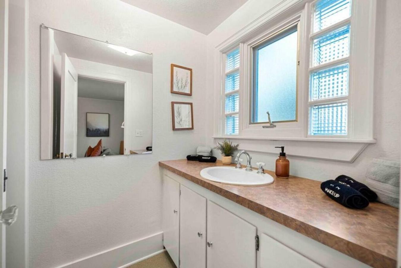 Stylish 1920s Downtown Unit With Hottub *