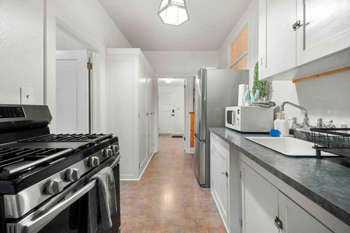 Stylish 1920s Downtown Unit With Hottub Holiday home