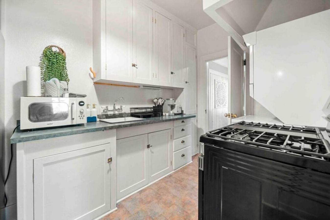 Holiday home Stylish 1920s Downtown Unit With Hottub *