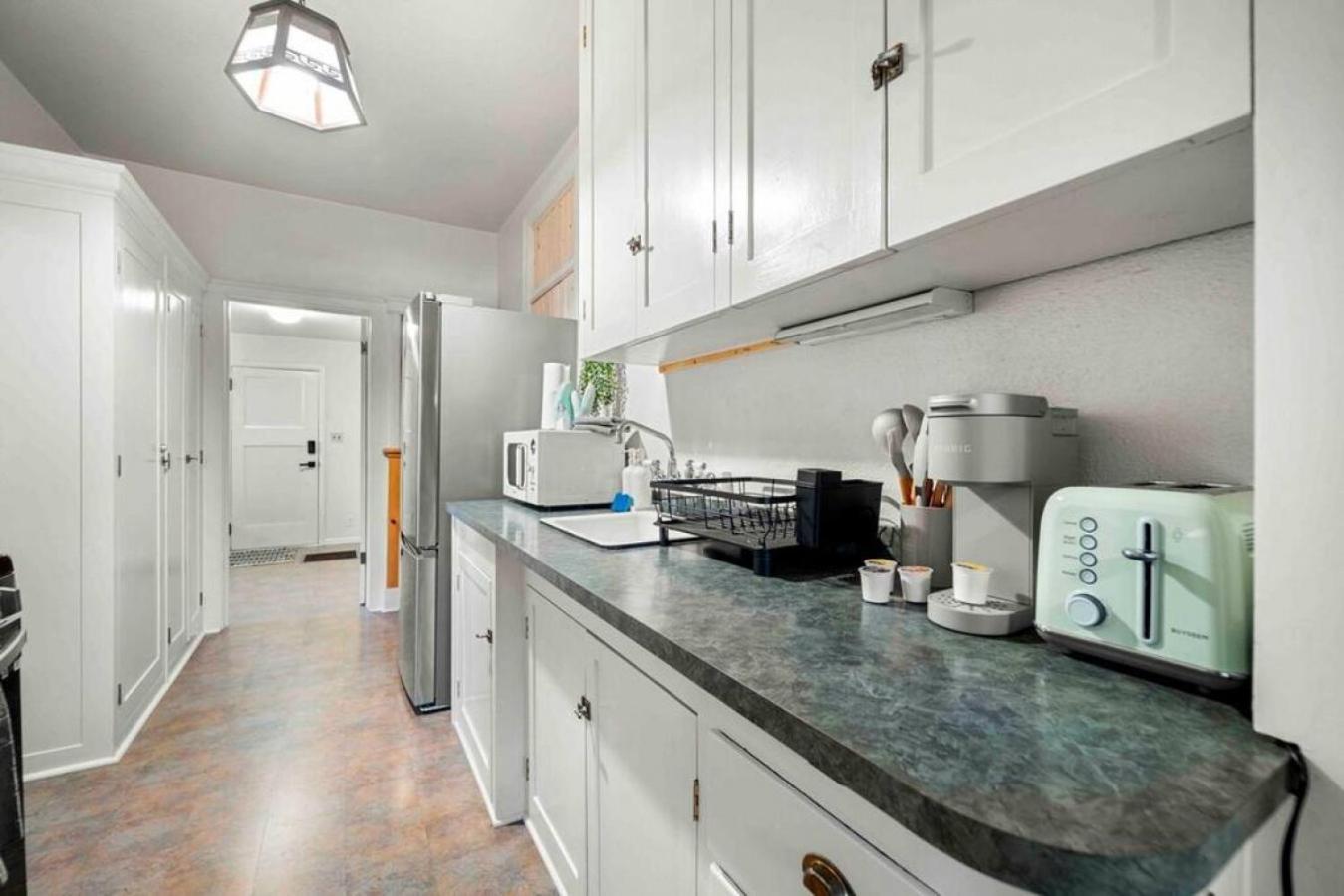 Holiday home Stylish 1920s Downtown Unit With Hottub *