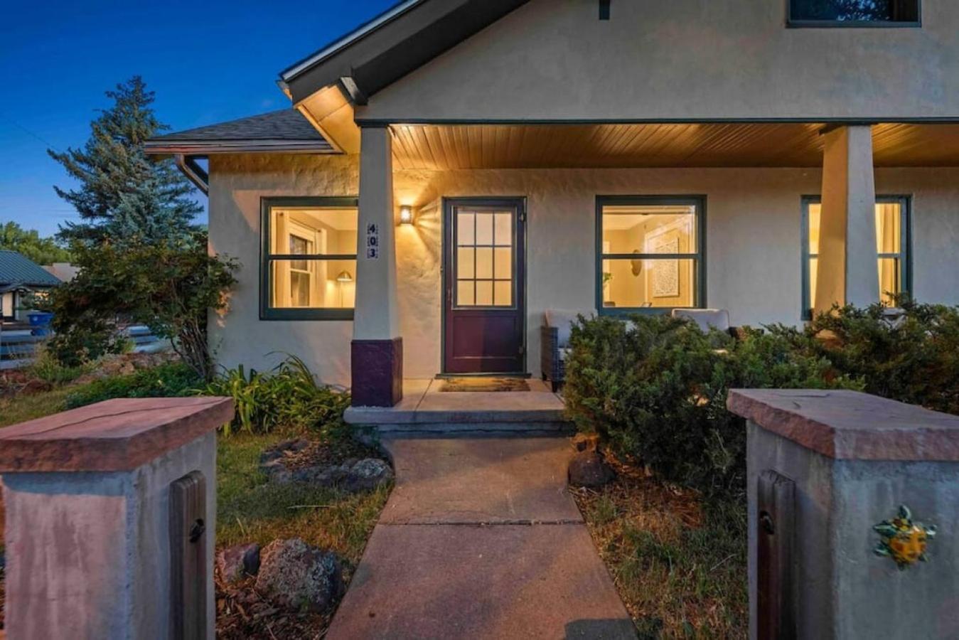 Stylish 1920s Downtown Unit With Hottub Holiday home *