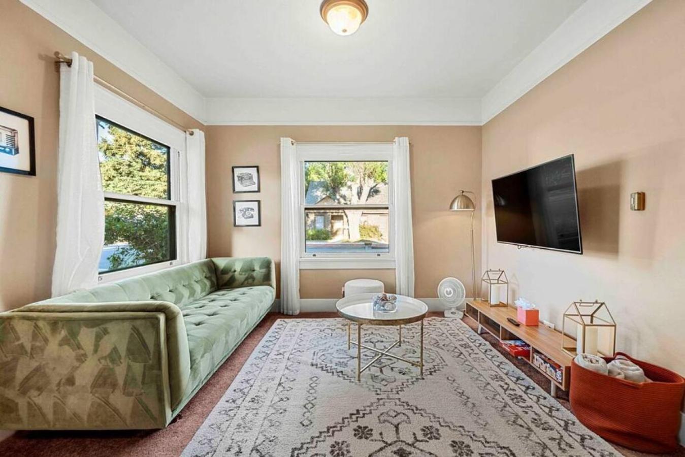 Stylish 1920s Downtown Unit With Hottub Flagstaff