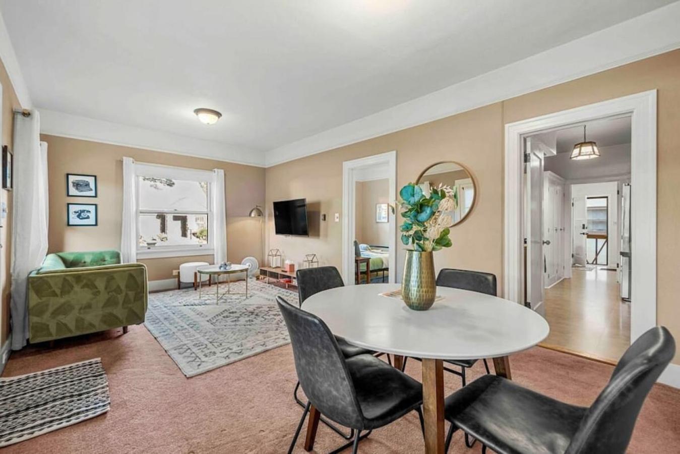 Stylish 1920s Downtown Unit With Hottub *