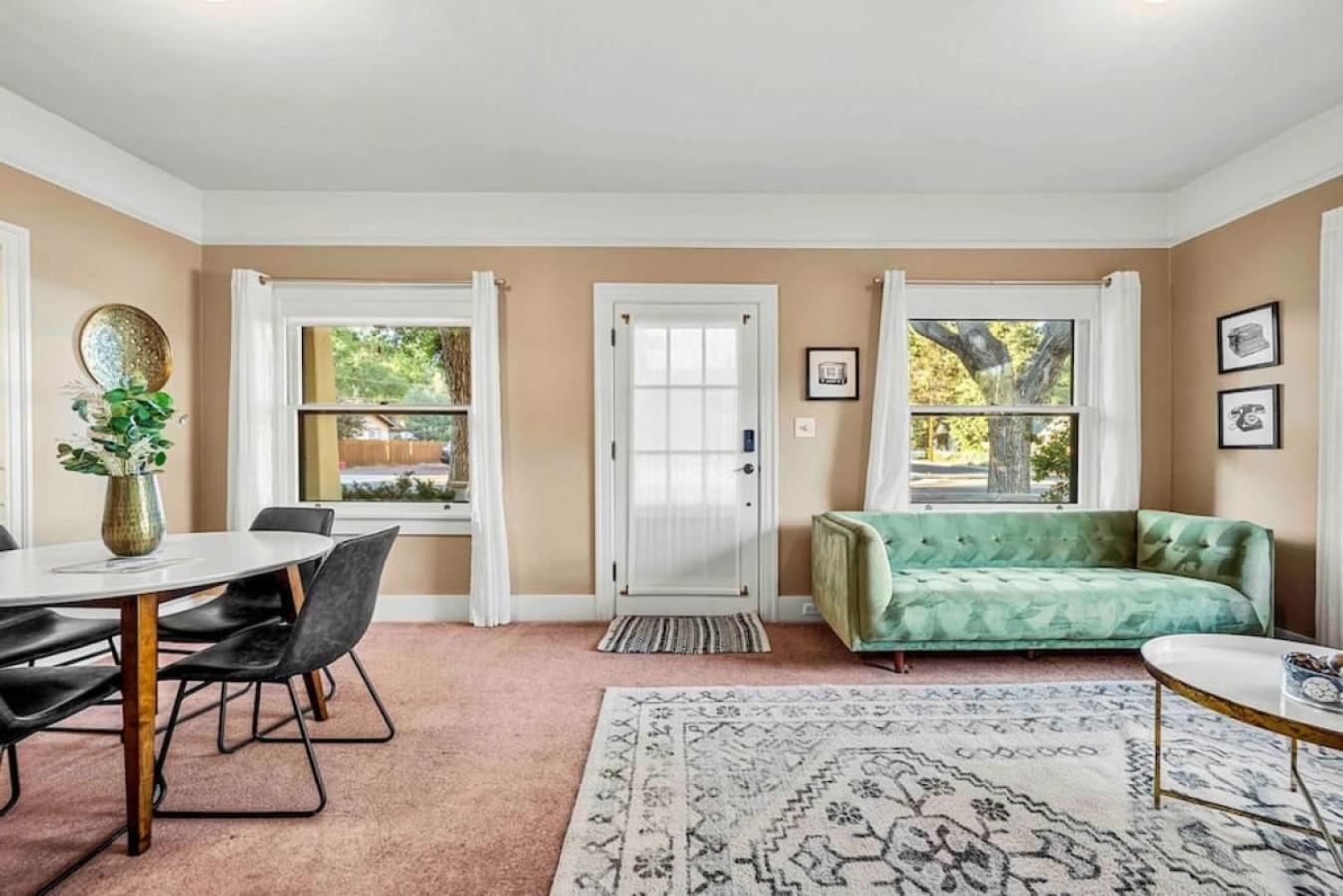 Stylish 1920s Downtown Unit With Hottub *