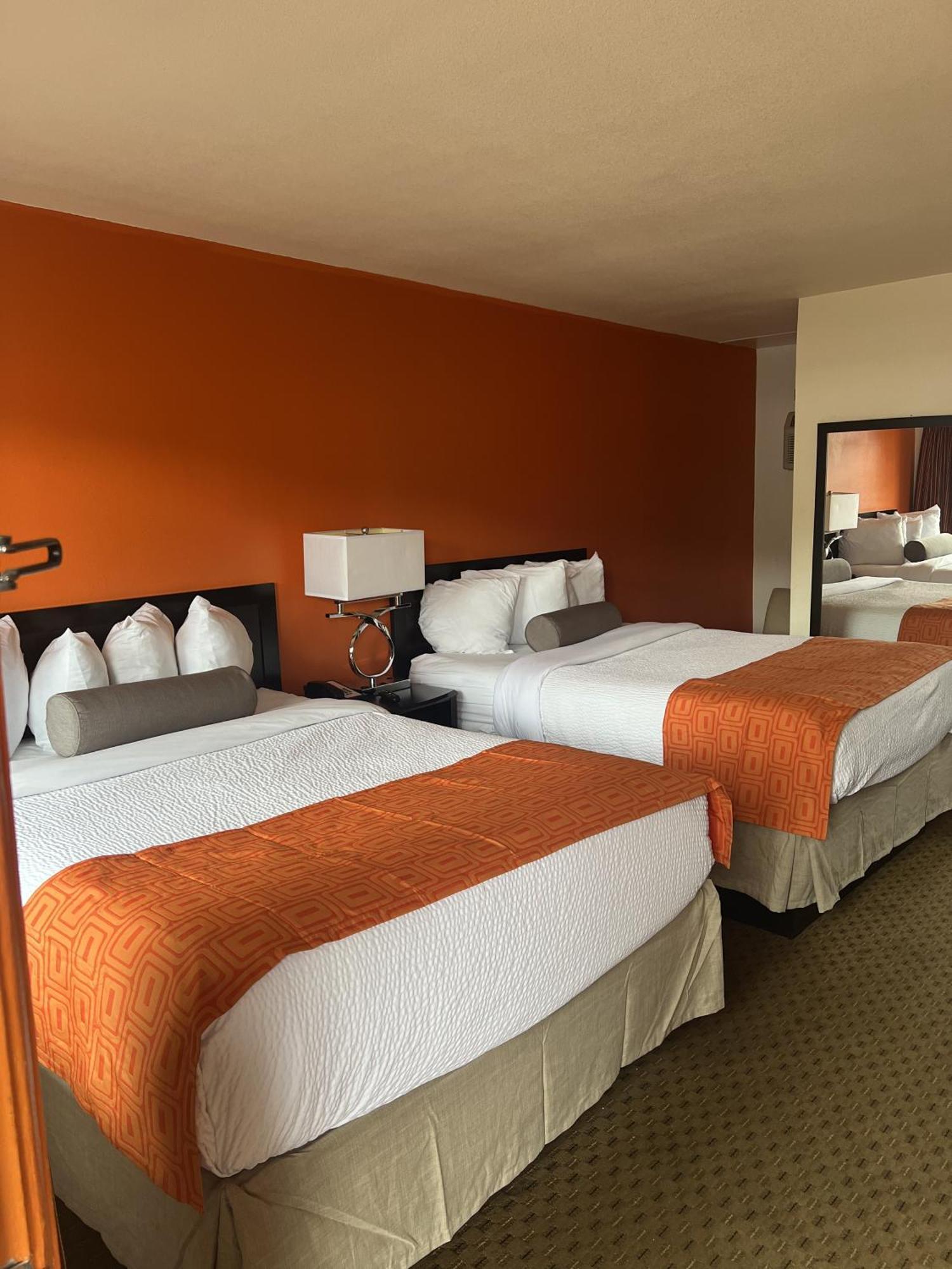 Howard Johnson By Wyndham University West