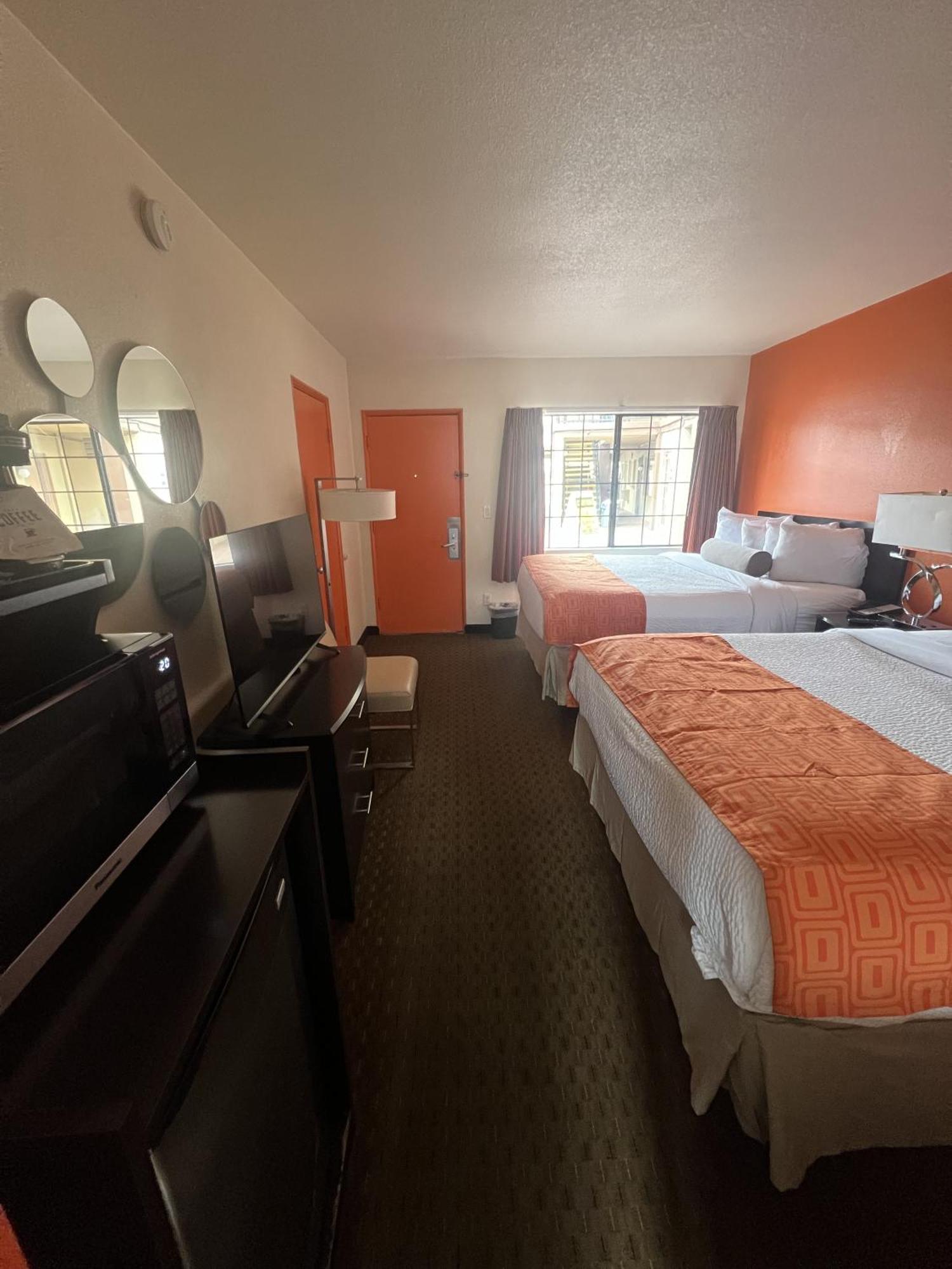 Howard Johnson By Wyndham University West Motel