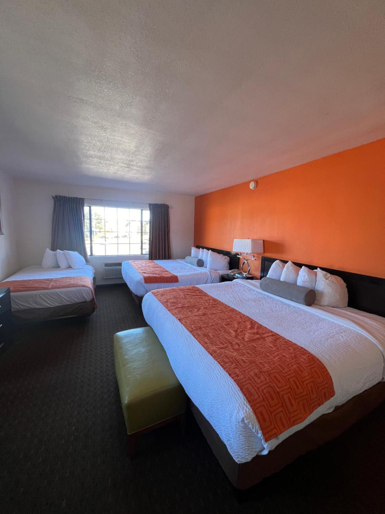 Howard Johnson By Wyndham University West Motel