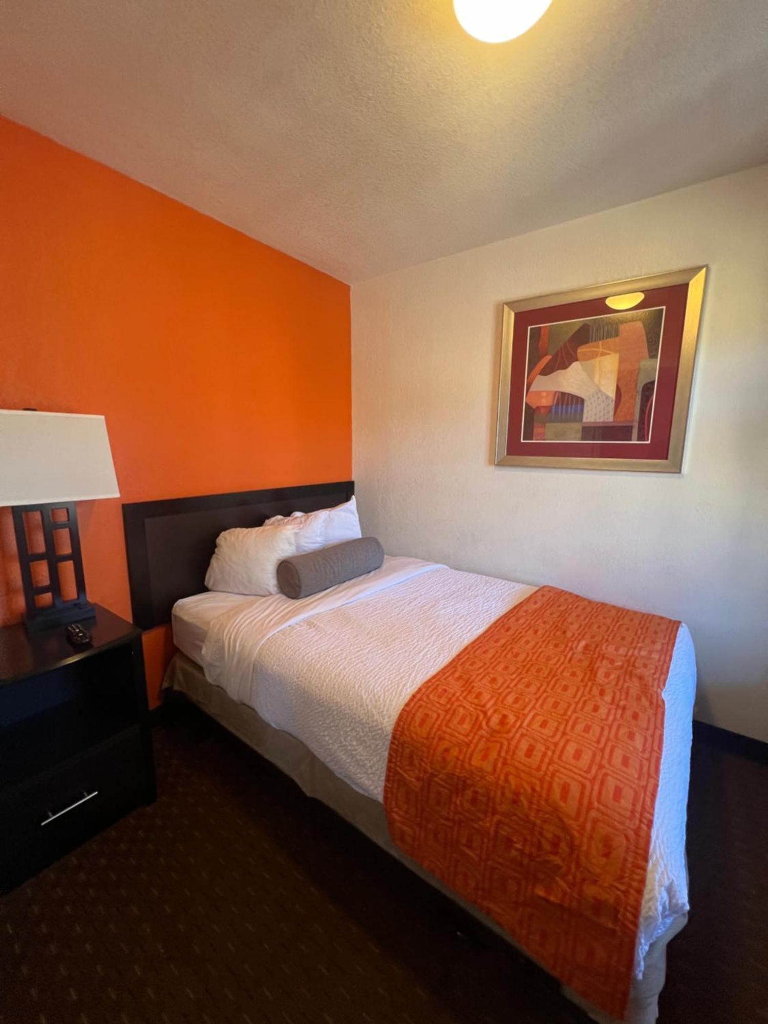Howard Johnson By Wyndham University West Motel