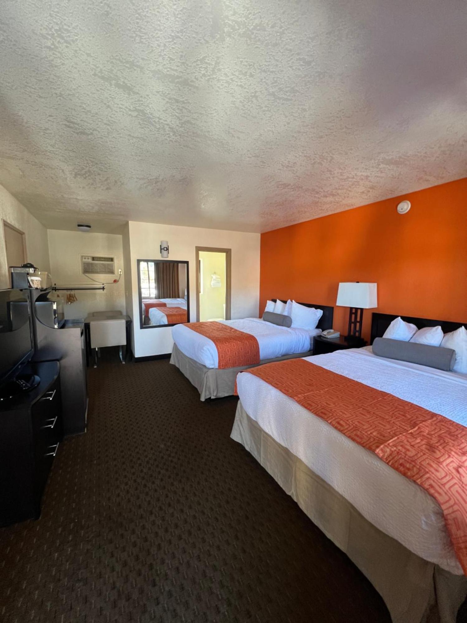 Howard Johnson By Wyndham University West Motel 2*