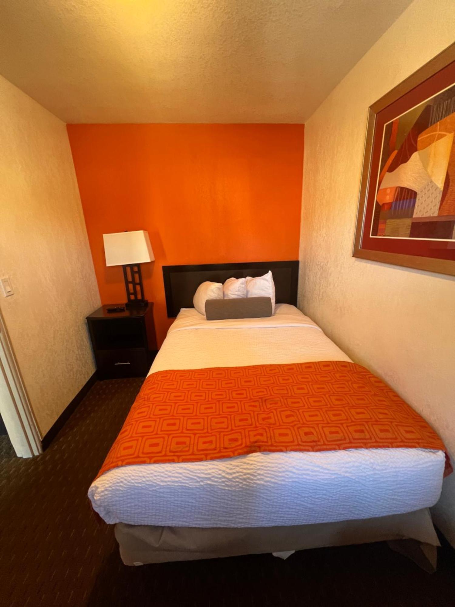 Motel Howard Johnson By Wyndham University West