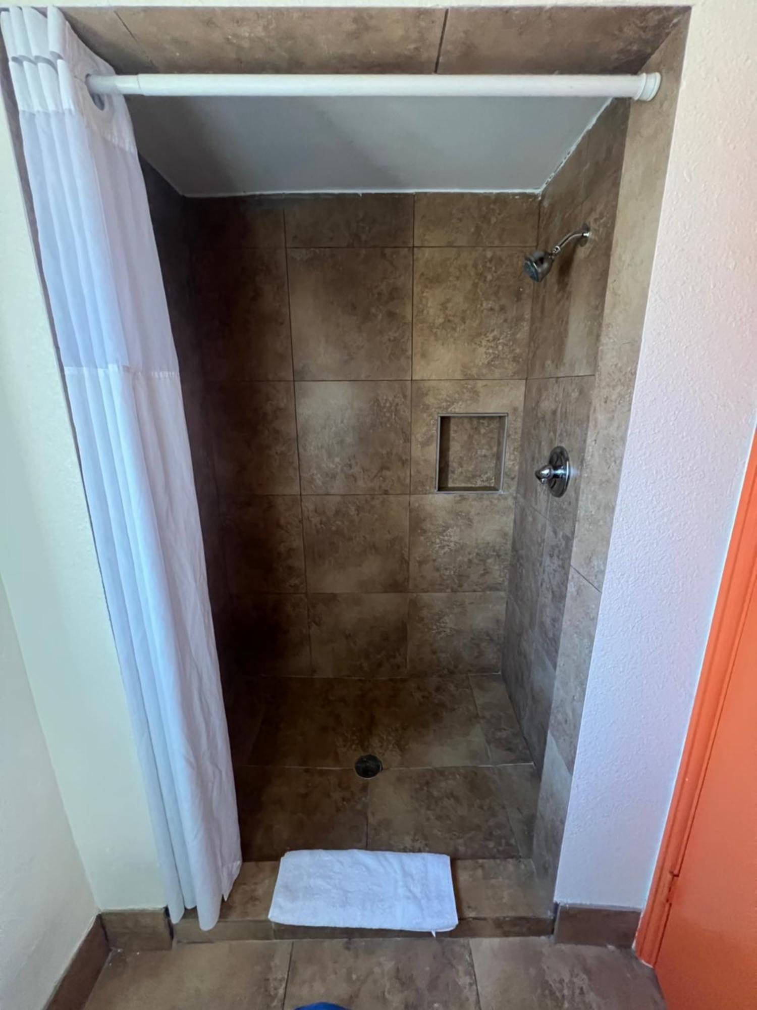 Howard Johnson By Wyndham University West Motel